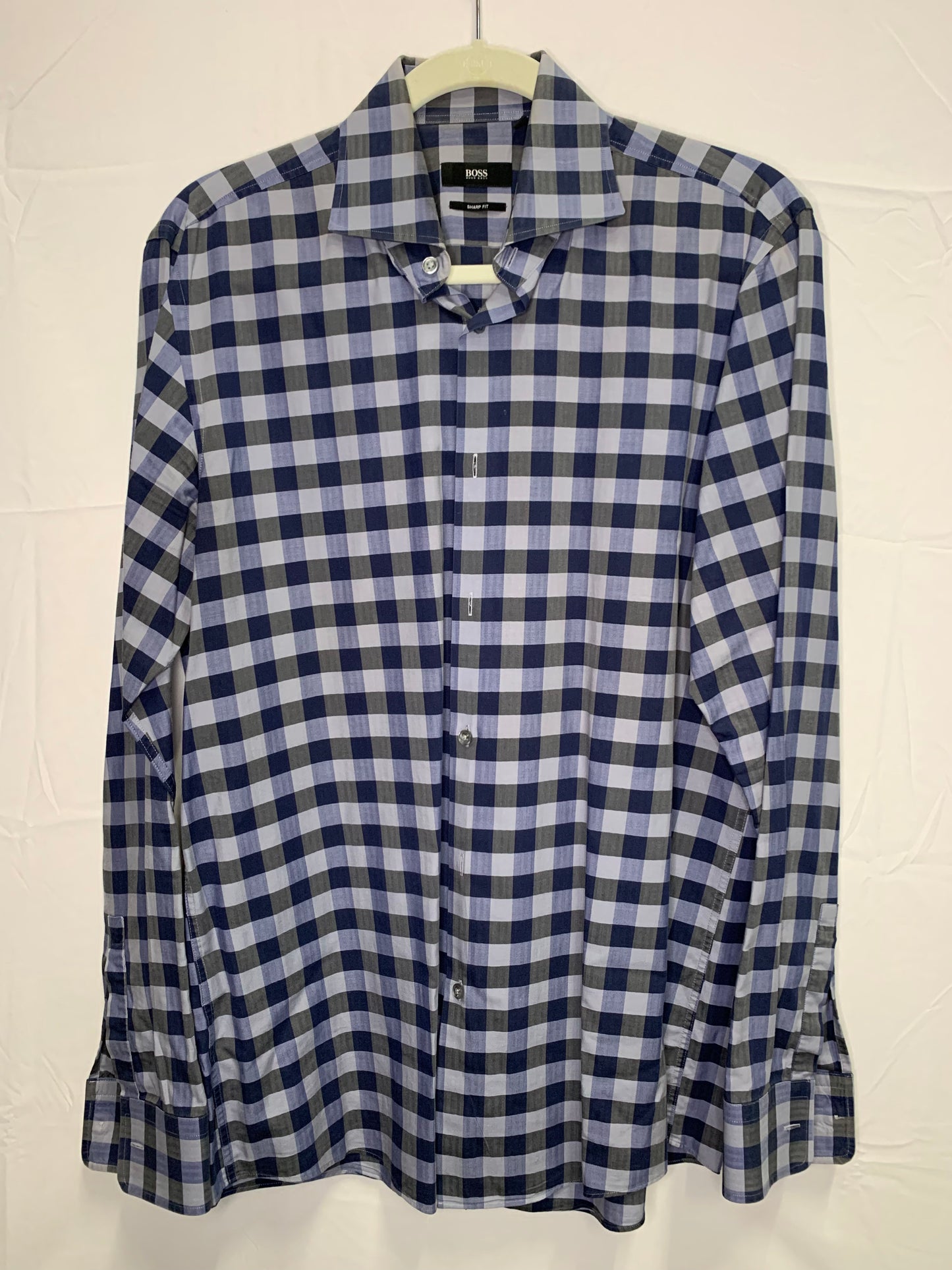 Excellent Hugo Boss Sharp Fit Designer Button Down Dress Shirt (Sz 15.5-34/35)