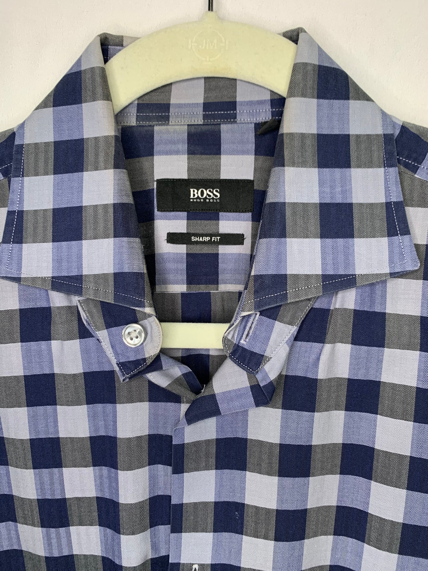 Excellent Hugo Boss Sharp Fit Designer Button Down Dress Shirt (Sz 15.5-34/35)