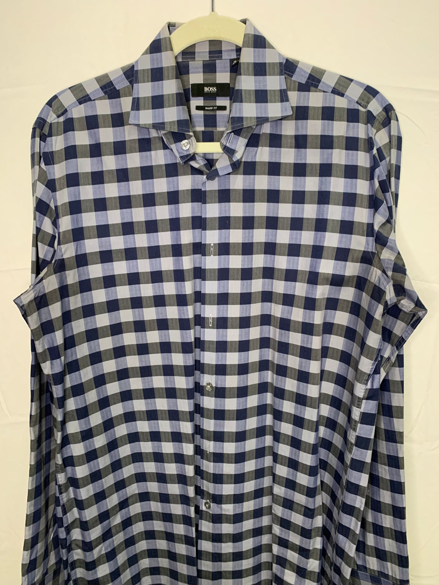 Excellent Hugo Boss Sharp Fit Designer Button Down Dress Shirt (Sz 15.5-34/35)